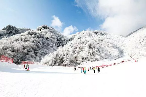 神農架滑雪場(chǎng)有幾
個(gè) 神農架滑雪場(chǎng)開(kāi)放時(shí)間2021